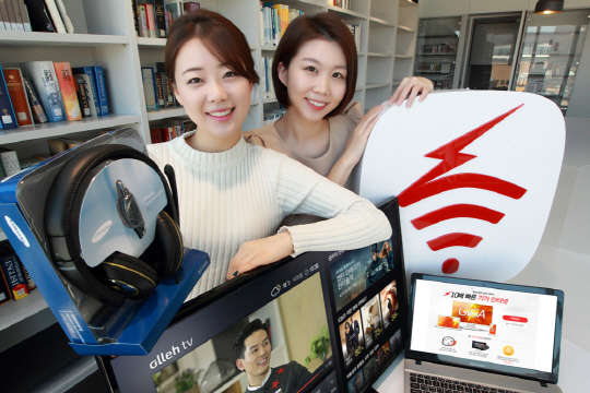 KT는 '올레 기가 인터넷' 가입자 수가 서비스 출시 4개월여만에 20만명을 돌파했다고 13일 밝혔다. 회사 모델이 기가 인터넷 가입자 20만명 돌파를 알리고 있다. <KT 제공>